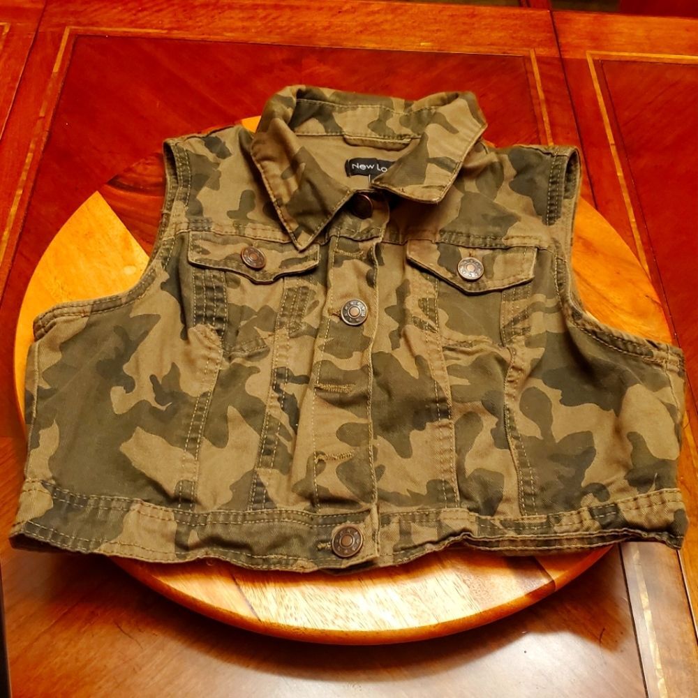 NEW LOOK CAMO SLEEVELESS JACKET LARGE SIZE